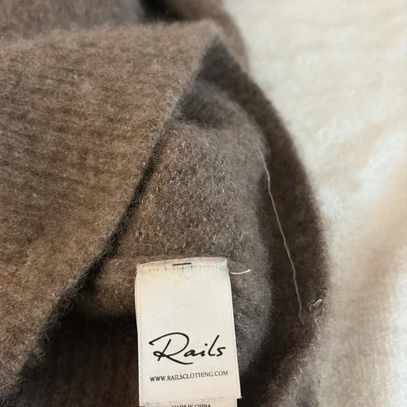 Rails Cashmere & silk blend beautiful sweater from Bloomingdale’s - Picture 9 of 11
